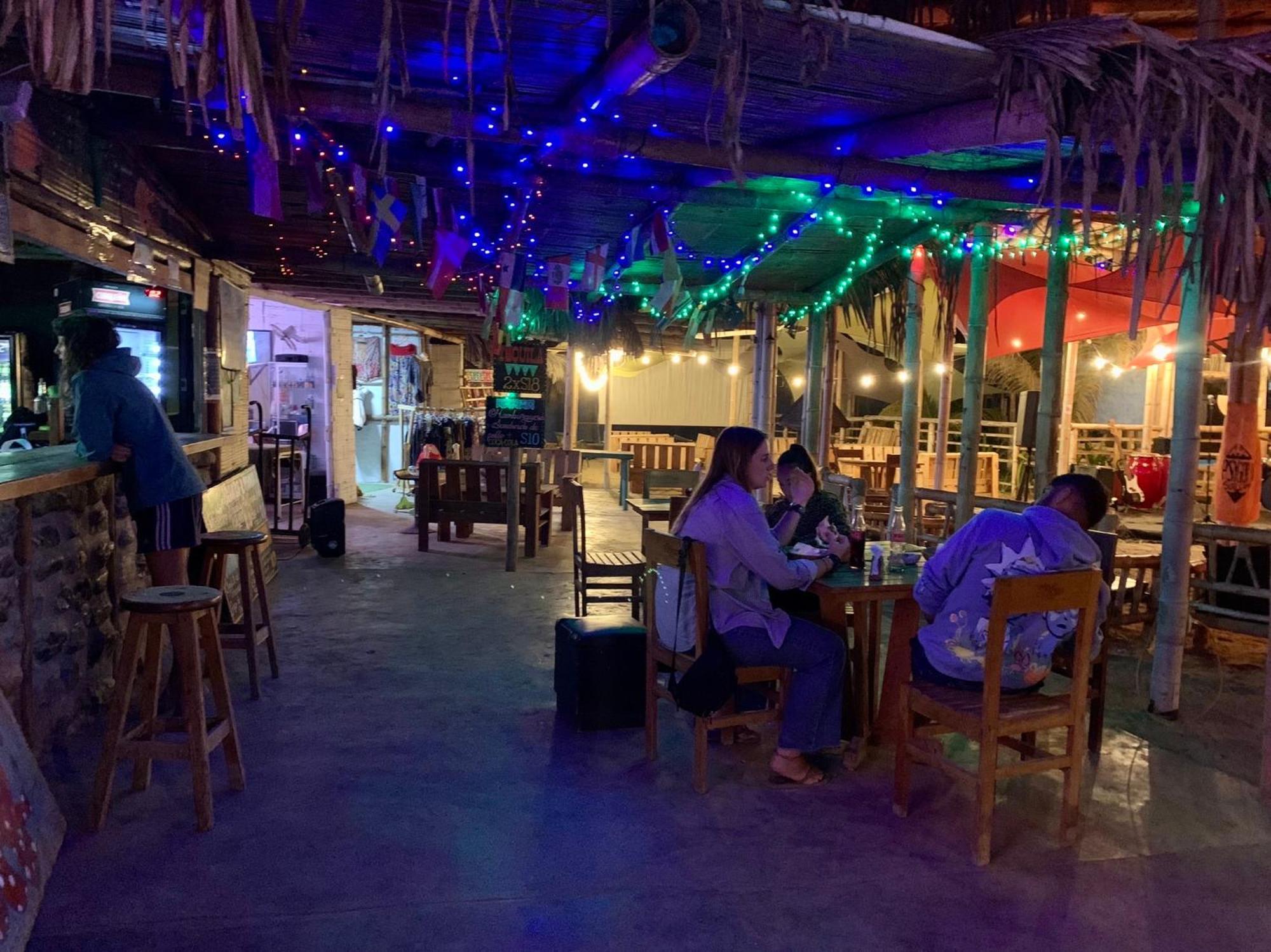 Saigon Backpackers Hostel Máncora Buitenkant foto
